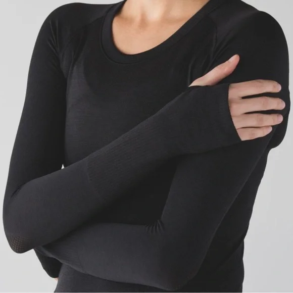 ✅SOLD-Lululemon | Swiftly Tech Crew Top Lunar New Year Shirt Thumbholes Black - Picture 3 of 9